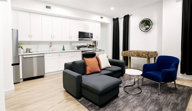 Cozy 2BR/2BA in East Parkside with queen beds full kitchen and smart TV just minutes from the Zoo, museums Center City airport and Lincoln Field.