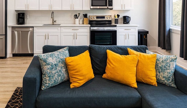 Cozy 2BR/2BA in East Parkside with queen beds full kitchen & smart TV just steps from the Zoo Please Touch Museum and minutes to Center City airport & Lincoln Field