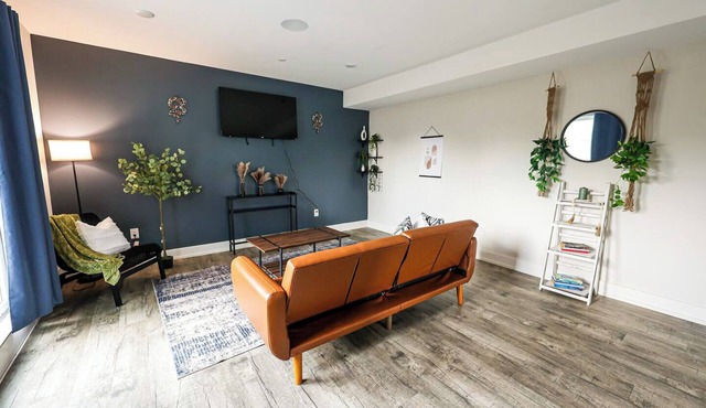 Cozy 2BR/2BA in vibrant Kensington! Enjoy a full kitchen comfy beds Smart TV and easy access to public transit. Perfect spot to relax & explore Philly’s historic charm.