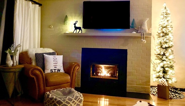 Cozy 2BR 2BA: Ski to Toll House Lift and back home!