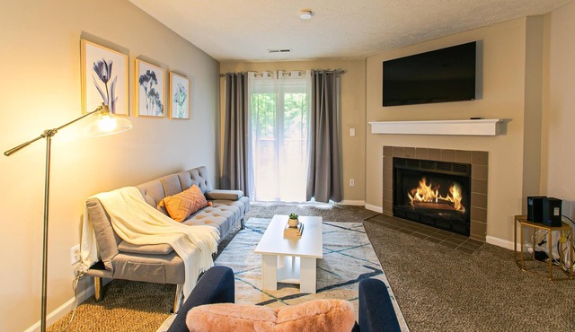 COZY 2BR/2BA w/pool, balcony + FREE parking