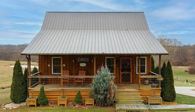 Cozy 2BR 2Bath Cabin, minutes from OU, Hocking Hills, Zaleski Forest.