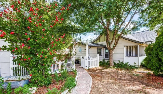 Cozy 2BR, 2Bath Cottage in the heart of Roanoke, walking distance to Oak Street.