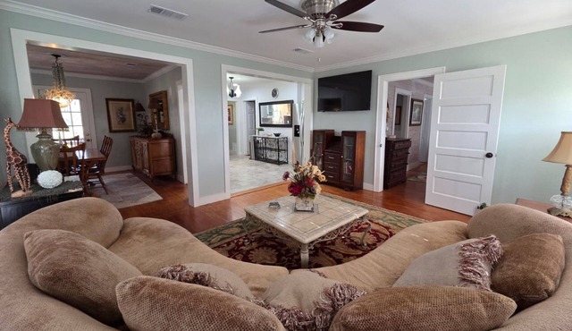 Cozy 2BR/2Bath House Near Round Top Venues Perfect Girls Trip WiFi + Parking