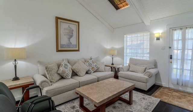 Cozy 2BR Apartment by i10 near City Center