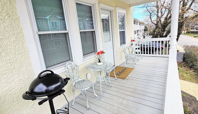 Cozy 2br apartment in Greenwich with driveway. Walk to restaurants & beach!