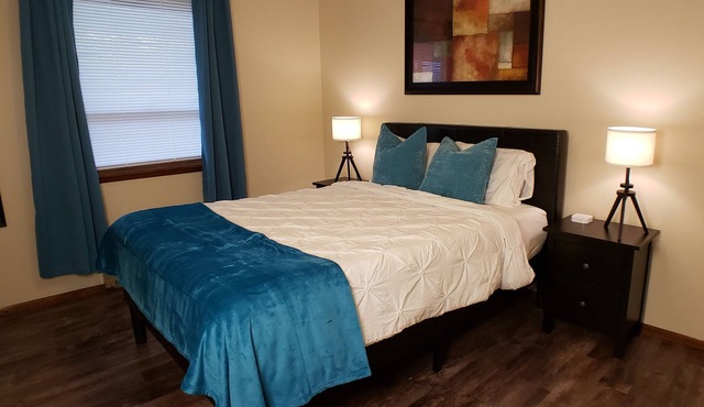 Cozy 2BR apartment with tons of amenities/Disney+ YouTubeTV FastWiFi/Garage