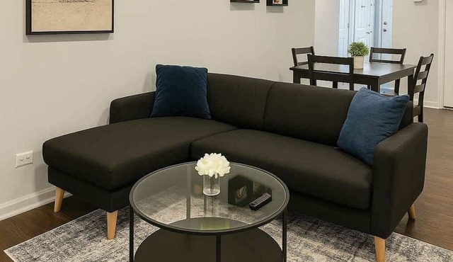 Cozy 2BR Apartment w/Washer & Dryer