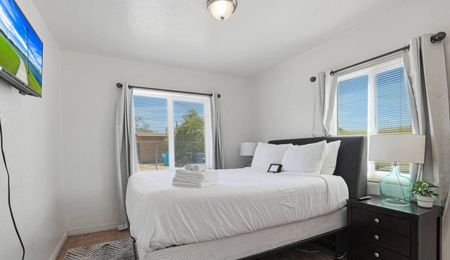 Cozy 2BR Apt, mins Hospitals + Free Parking + Wifi