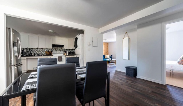 Cozy 2BR Apt near Downtown | Free Parking & Wi Fi