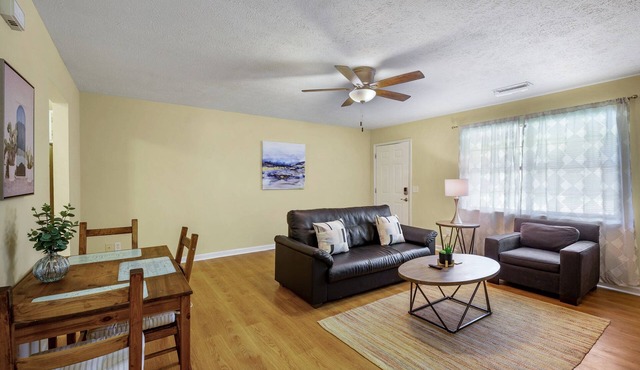 Cozy 2BR Apt with Amenities for Working Guests