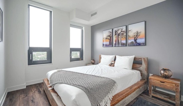 Cozy 2BR Apt with City Views, Near Lake Aquitaine