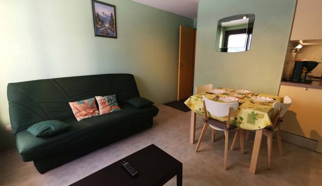 Cozy 2BR Cabin Apartment with Balcony, Near Aquatic Center, Sleeps 6, No Pets