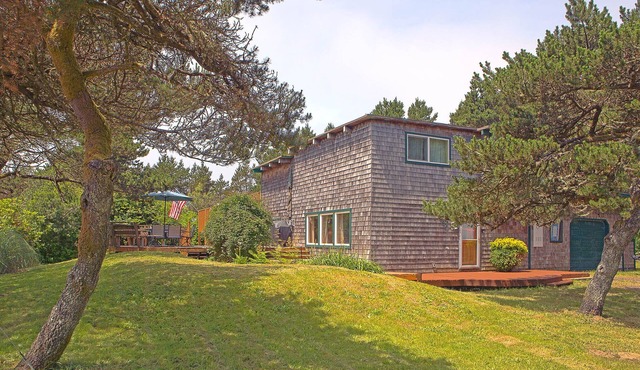 Cozy 2BR cabin near beach with deck & fireplace.