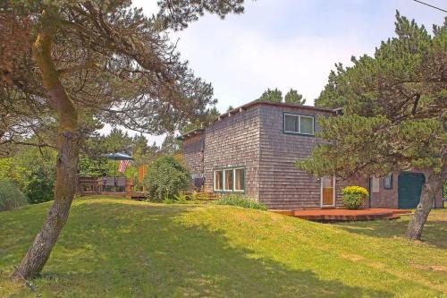 Cozy 2BR Cabin Near Beach with Deck and Fireplace