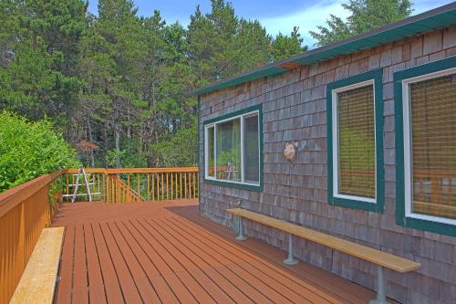 Cozy 2BR cabin near beach with deck fireplace.