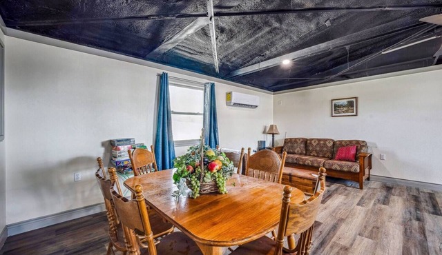 Cozy 2BR Cabin W/Peaceful Views & Full Kitchen