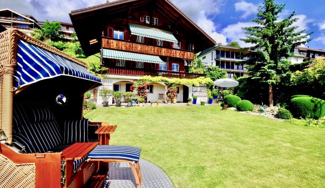 Cozy 2BR Lake View Apt. in Swiss Chalet & Parking.