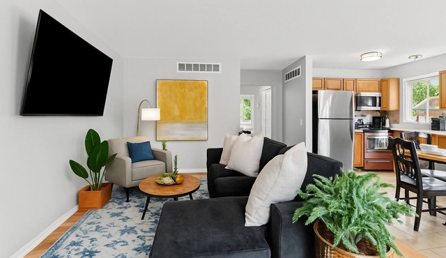 Cozy 2BR Condo in Great Location | King Bed