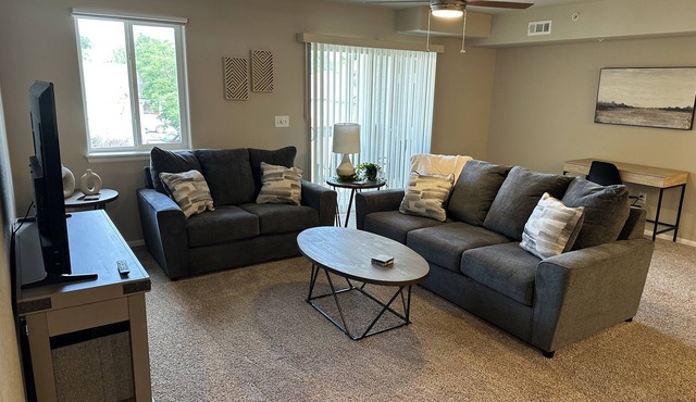 Cozy 2BR condo near hospitals/shopping! Family-sized condo with pool/fitness!