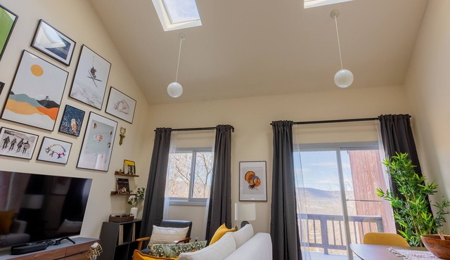 Cozy 2BR condo w/valley views