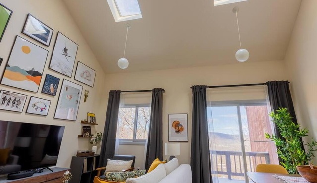 Cozy 2BR condo w/valley views