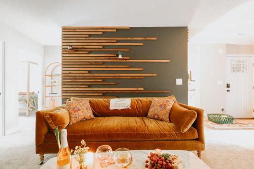 Cozy 2BR Condo Walk to Lake, Saltwater Pool and Golf