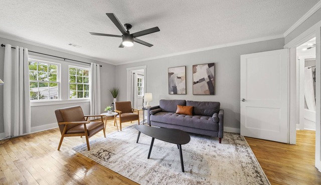 Cozy 2BR Cottage in Downtown Warm Springs (A)