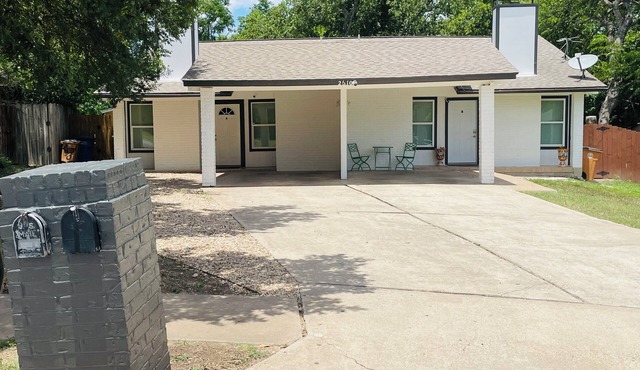 Cozy 2BR Duplex ★ AC & Heating ★ Minutes from Downtown Austin