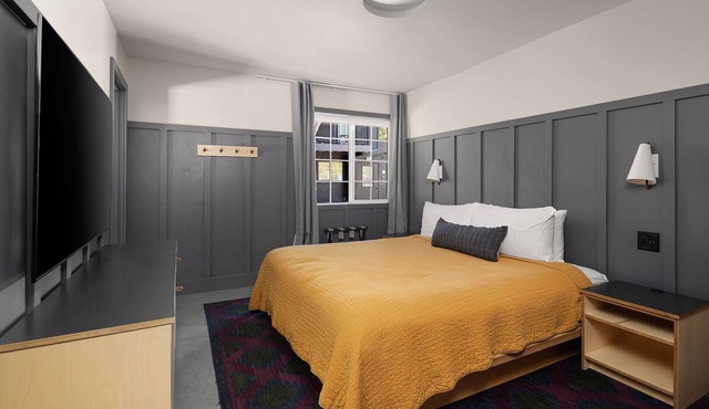 Cozy 2BR Family Room w/Bunk Beds Steps from Ski Slopes & Winter Activities