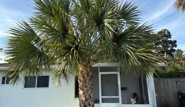 Cozy 2BR Family-Friendly Apt with Porches & Yard — 15 mins to Fort L’dale Beach!