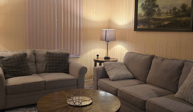 Cozy 2BR - Fast Wi-Fi - HWY Exit