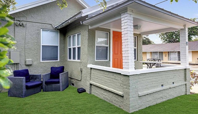 Cozy 2BR Getaway in Lake Worth Beach – Walk to the Ocean!
