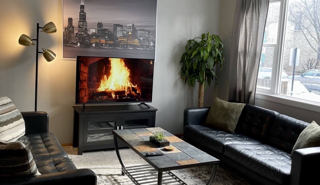 Cozy 2BR haus inn Pilsen with patio and fire pit 🔥