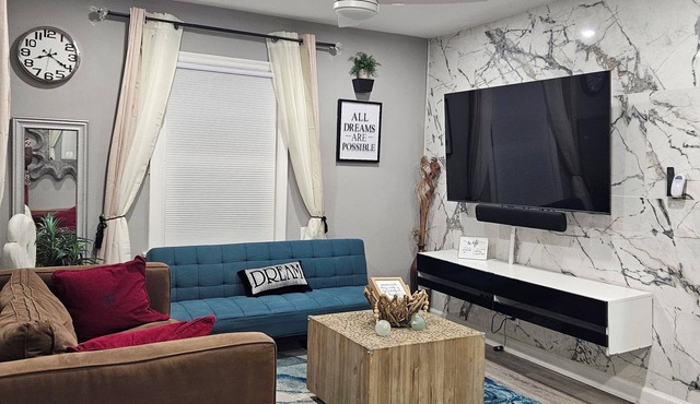 Cozy 2BR Home in Delmar Loop