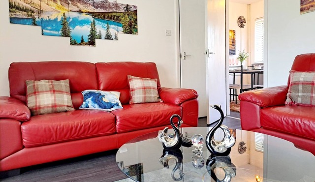 Cozy 2BR Home Pets Welcome Free Parking & Wifi