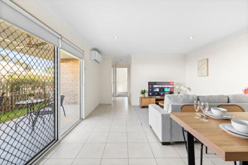 Cozy 2BR Home Quiet Bellbird Park Stay