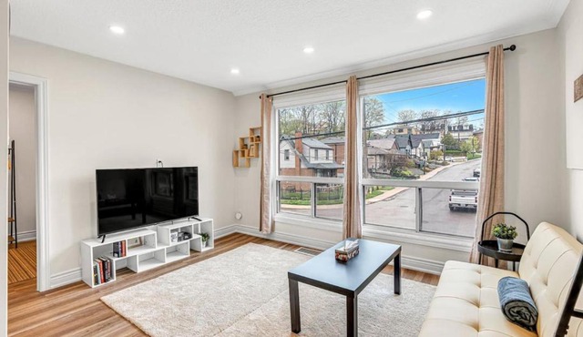 Cozy 2BR Home with Workspace Toronto Retreat