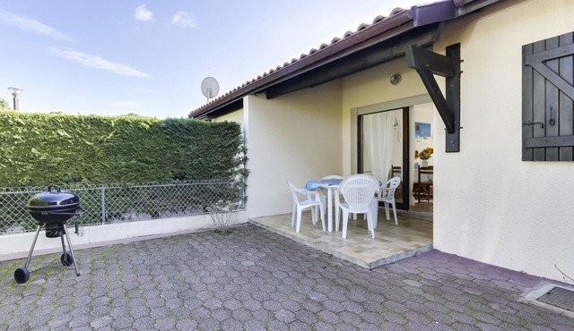 Cozy 2BR House with Terrace Near Beach & Shops in Biscarrosse