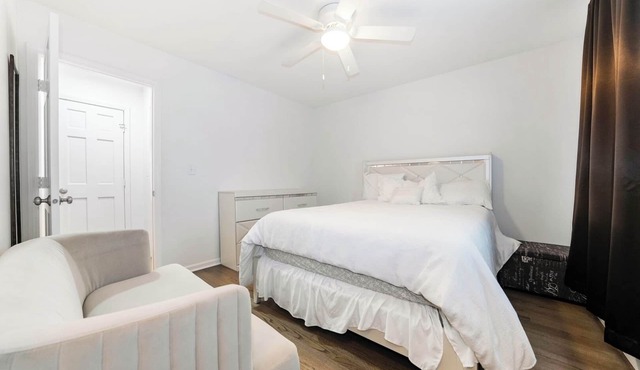 Cozy 2BR in Sandwich | Kitchen + Smart TV