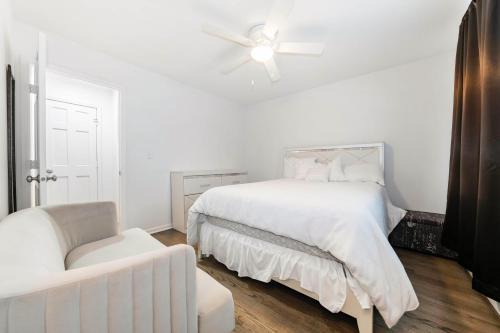 Cozy 2BR in Sandwich | Kitchen + Smart TV