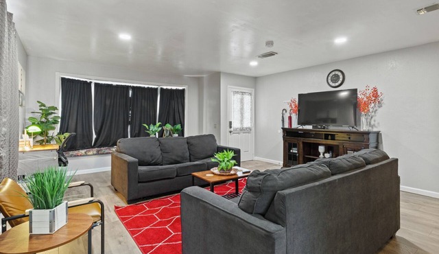 Cozy 2BR in Sunny Carmichael | Netflix | Work Desk