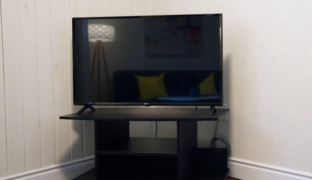 Cozy 2BR in Wortley Village + 2-car Parking + WiFi