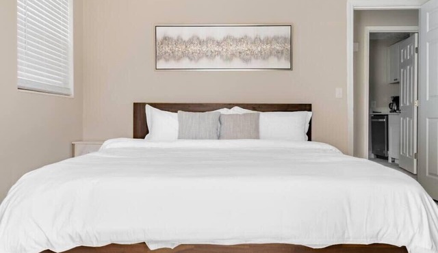 Cozy 2BR | King Beds | Parking | Near Attractions