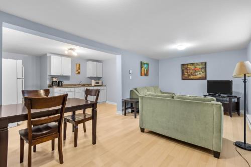Cozy 2BR Loft Fast WiFi Parking