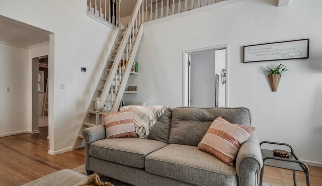 Cozy 2BR + Loft Near OU - Big yard, cool home, great Norman vibes
