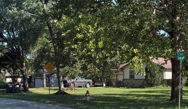 Cozy 2BR Main Floor Suite w/Private Entrance and Huge Backyard Access