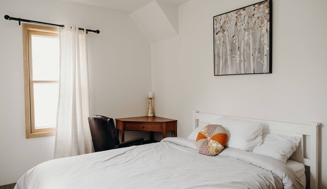 Cozy 2BR Mid Modern home in the Heart of Chisholm MN, homey, vintage stay.