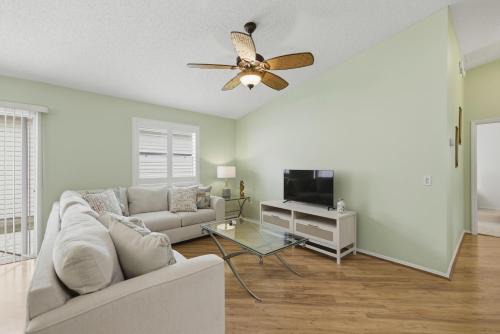 Cozy 2BR Mins to Lake Sumter Landing and Brownwood Paddock Square with BBQ, Workspace, Murphy Bed