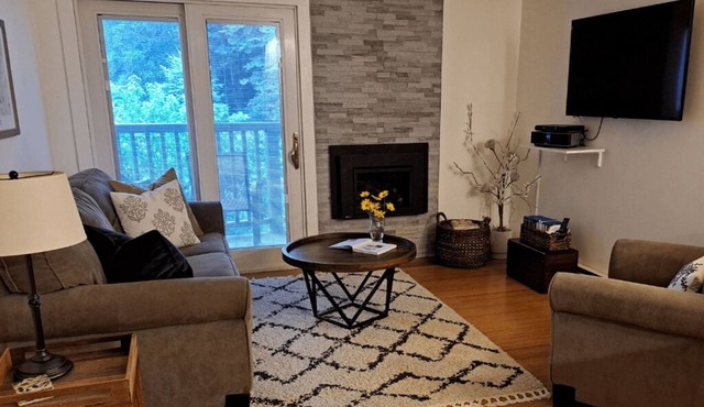 Cozy 2BR Mt Ellen Condo - Fireplace, Hot Tub, Pool & Sauna, Walk to Slopes